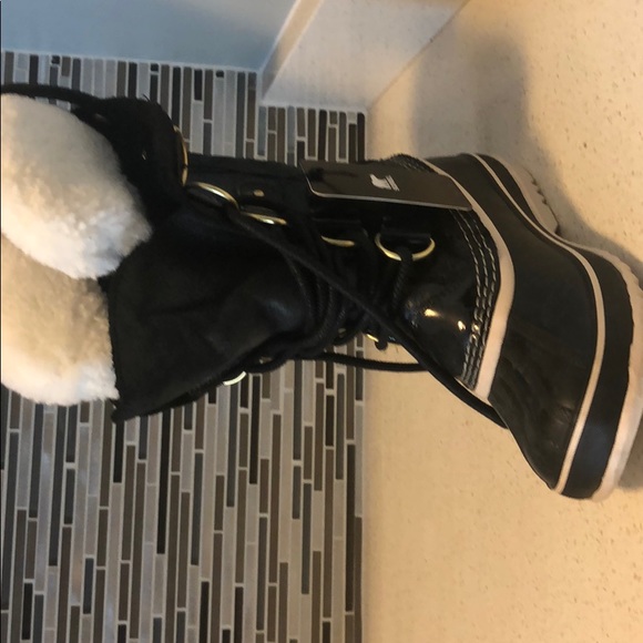 Sorel boots. Size 8 like new worn 2 times - Picture 4 of 4